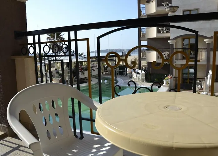 Golden Rainbow Apartment *